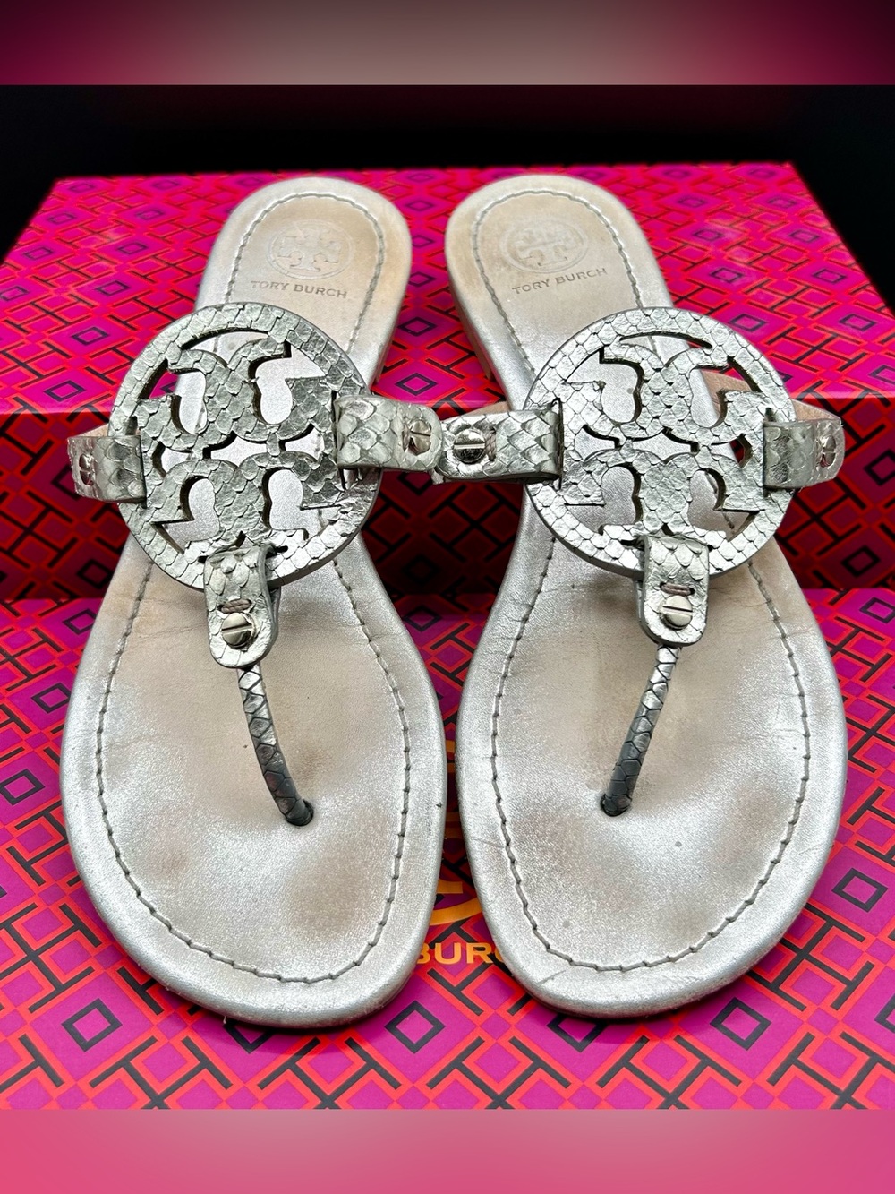 TORY BURCH Miller Thong Sandals - Silver Metallic Snakeskin - Texture. Size 8